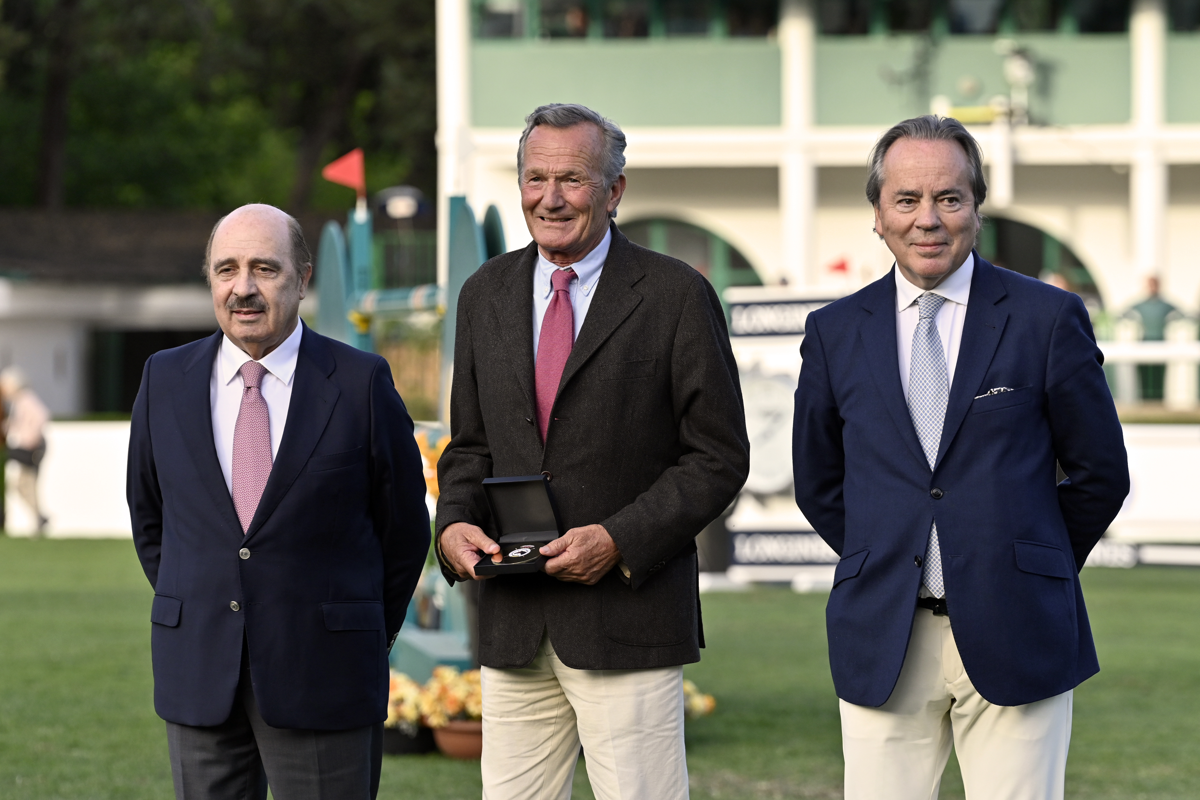 Luis Astolfi recibe la Medalla de Oro de la Real Federación Hípica Española