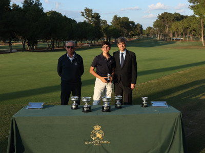 Álvaro Cerezo, primer clasificado en 2ª categoría Hándicap junto a Miguel Ángel Ares, árbitro de la RFGA y Gonzalo Piñar, vocal de golf.