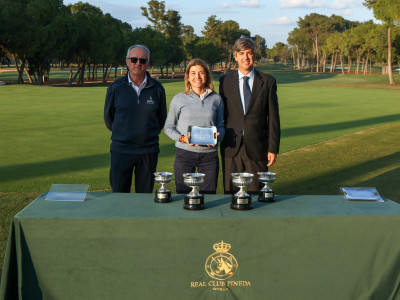 Mercedes Duclos, ganadora en la categoría Mid Amateur Scratch femenino junto a Miguel Ángel Ares y Gonzalo Piñar.
