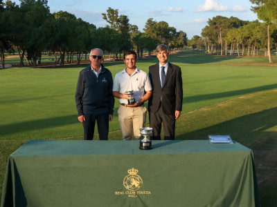 El subcampeón, Fernando Fernández junto a Miguel Ángel Ares, árbitro de la RFGA y Gonzalo Piñar, vocal de golf.