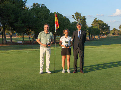 Los ganadores de esta edición, Lucía Baca Díaz y Fernando Moreno Onieva junto a Gonzalo Piñar, vocal de golf.