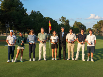 Foto de familia de todos los premiados acompañados por Gonzalo Piñar, vocal de golf.
