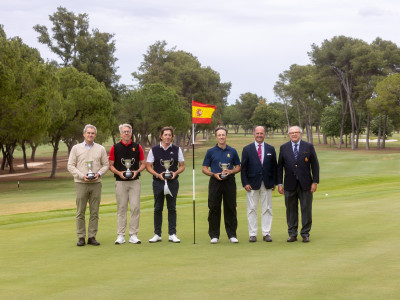 Rafael Burgos Riestra e Ignacio Valcárce Rein (campeones de dobles), Jacobo Cestino (campeón individual), Ramón Luengo (subcampeón individual), Rodrigo Molina (Presidente del Real Club Pineda) y Pablo Fisas Ayxelá (Presidente del Comité Técnico Amateur Masculino de la RFEG)