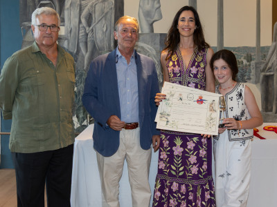 Entrega del 5º premio a África Serra Diez y su hija África Bohórquez Serra por Alberto Garvey y Joaquín Torres