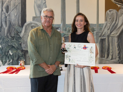 Entrega del 4º premio a Rocío Bonilla Represa por Alberto Garvey