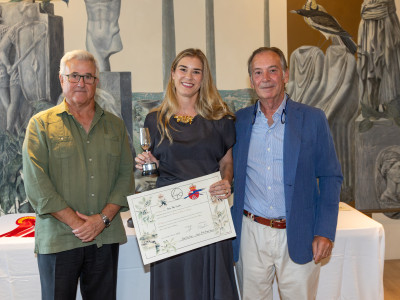 Entrega del 2º premio a Rocío Peña Campos por Alberto Garvey y Joaquín Torres