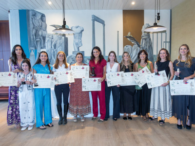 Foto de grupo de las asistentes a la entrega de premio