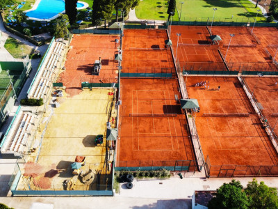 Conversión a tierra batida de las pistas 1 y 10 de tenis