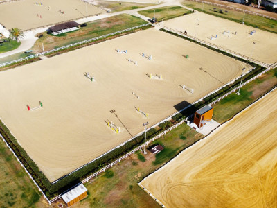 Construcción de la nueva caseta de jueces de la pista Derby 