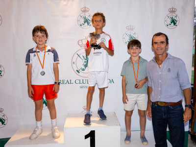 Pódium Benjamín Masculino junto a Tomás Fernández, vocal de cross 