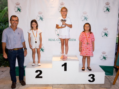 Pódium Benjamín Femenino, junto a Tomás Fernández, vocal de cross 