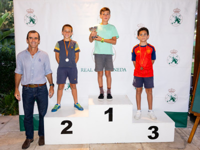 Pódium Alevín Masculino junto al vocal de cross 