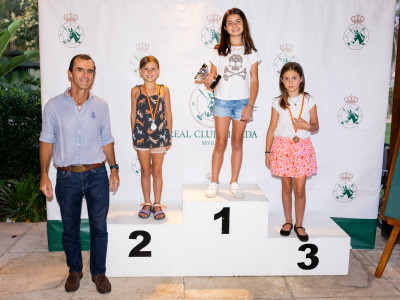 Pódium alevín femenino junto al vocal de cross 