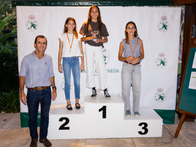 Pódium Infantil femenino junto a Tomás Fernández