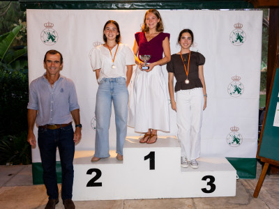 Pódium junior femenino junto al vocal de cross