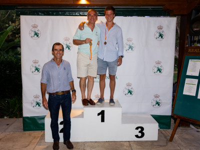 2º y 3º senior masculino junto al vocal de cross