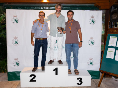 Pódium veteranos masculino junto a Tomás Fernández