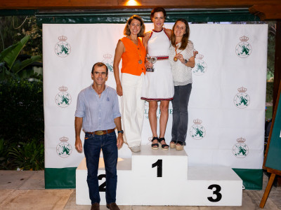 Pódium veteranos femenino junto a Tomás Fernández