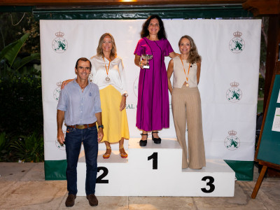 Pódium master femenino junto al vocal de cross