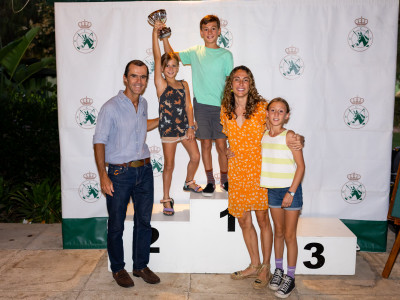 Ganadores categoría familia junto a Tomás Fernández