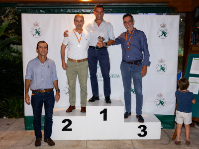 Pódium Máster Masculino junto al vocal de cross