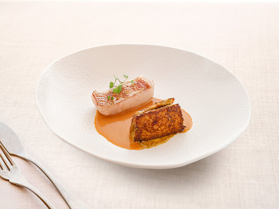Cabracho a la brasa, coral de bogavante y socarrat de ortiguillas