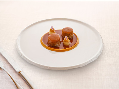 Cabrito lechal, su jugo al kemchee y boniatos al curry