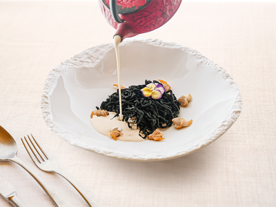 Gazpachuelo de berberechos y noodles caseros de tinta