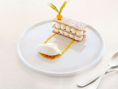 Milhoja caramelizada de haba tonka, caramelo de manzana y helado de fruta