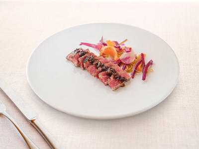  Lomo de Black Angus, chicharrones al jenjibre y encurtidos de la casa