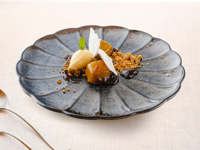 Raviolis de plátano curado en miel, nubes de coco, crumble de especias y helado de curry