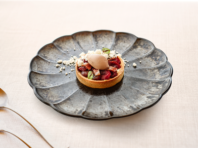 Tatín de tomates, anchoas, aceitunas prietas y helado de leche de oveja quemada